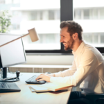 Praca przy komputerze a przestrzeganie zasad BHP