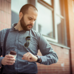 Notoryczne spóźnianie się pracownika do pracy – jakie w tej sytuacji konsekwencje może wyciągnąć pracodawca?