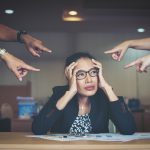 Postępowanie w sprawie mobbingu w miejscu pracy z uwzględnieniem planowanych zmian na 2026 – jak działać w praktyce kadrowej?